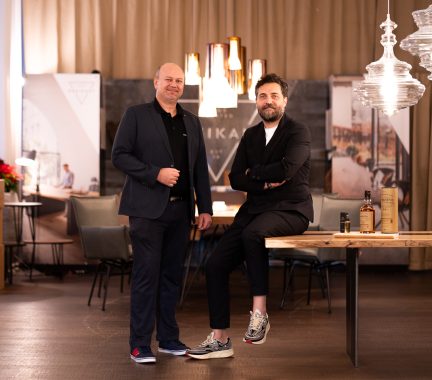 Andreas Trattner (Premium Brand Activation Manager bei Top Spirit) und Angelo Palladino (Borbone Barber Shop). (c) Simon Leser